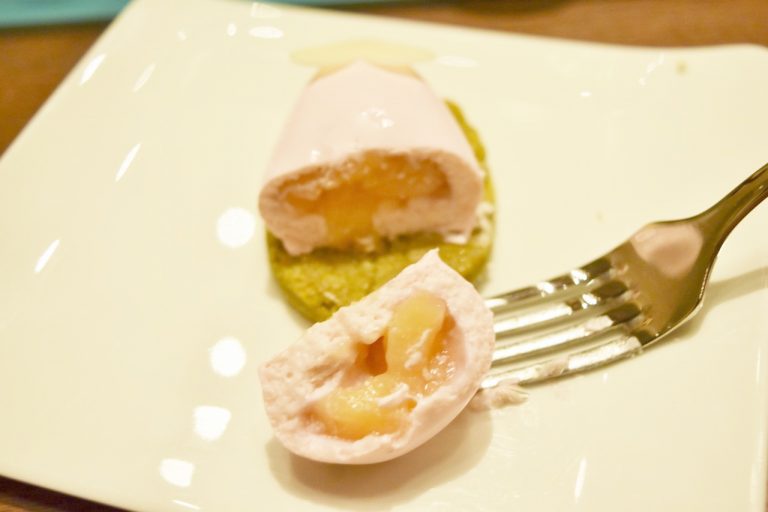 桃のムースには桃のコンポートがたっぷり詰まっている。 DSC_0889