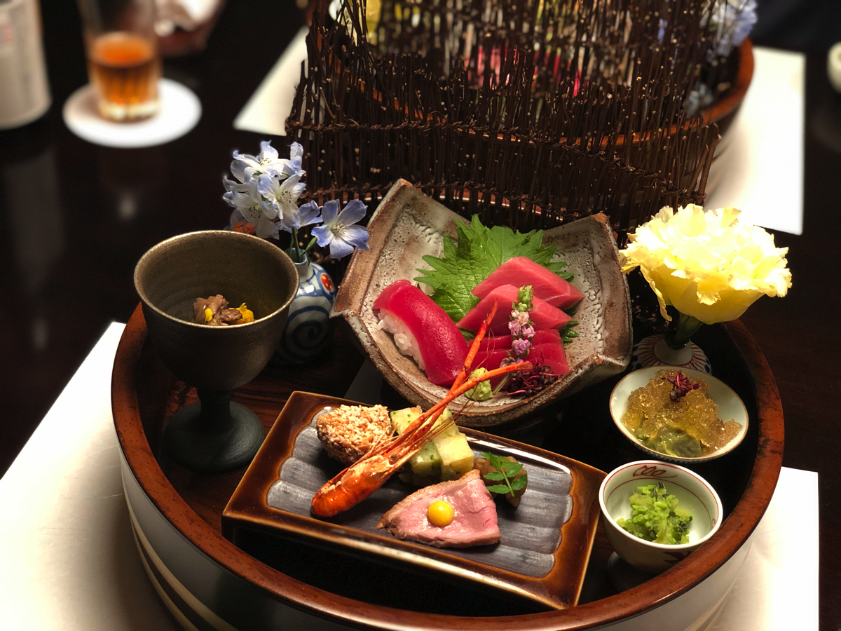 大間まぐろの中トロや握り寿司、八寸の盛り合わせ「宝楽盛り」