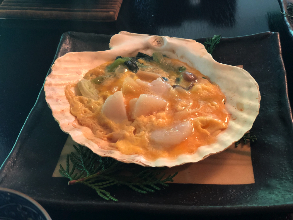 ほたてやきのこを卵でとじる津軽の郷土料理「貝焼き味噌」
