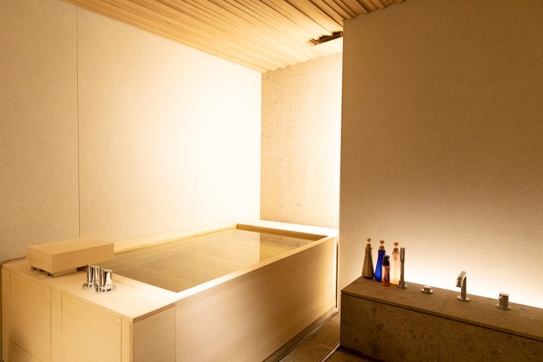 香りのいい青森檜葉(ひば)の貸し切り風呂〈YUUYA/湯屋〉は45分2,000円。 TSUKI 築地