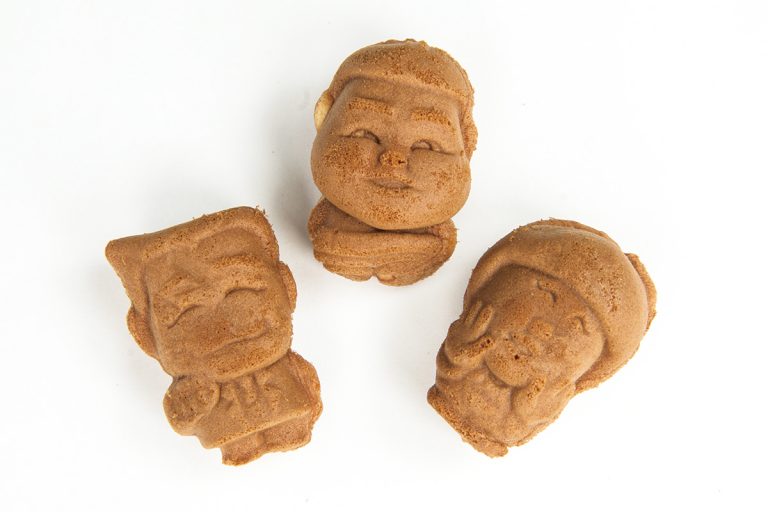〈よしもとエンタメショップ〉の吉本人形焼カステラ 60周年パッケージ 600円 DSC_5606