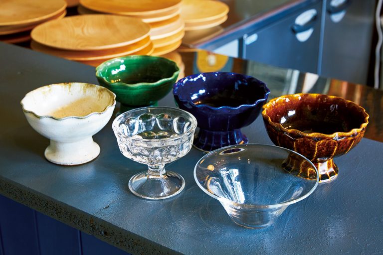 ガラスの器は蠣崎マコトさん、かき氷に盛りつけるとその美しさがより光る陶器は高知県土佐市にある〈もりたうつわ製作所〉のもの。