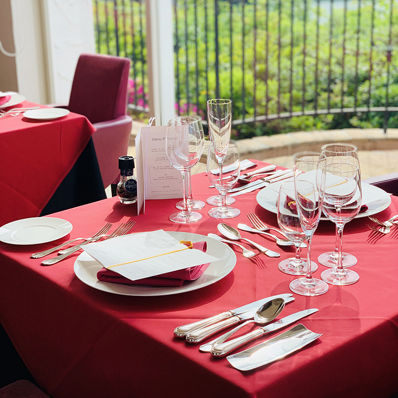 北野ホテルは、フランス料理界の天才シェフ「ベルナール・ロゾワー氏」の“世界一の朝食”の提供を公式に許された唯一のホテル。