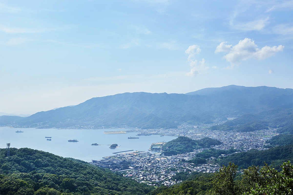 小豆島を一望できる雄大な風景。山道を登ってきた疲れも一気に吹き飛ぶ。