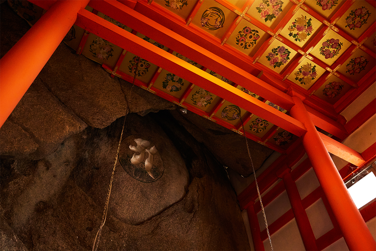 洞窟の岩壁には玉のような丸い石があり、梵字が記されている。