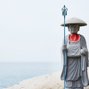 海を背に立つ弘法大師像。
