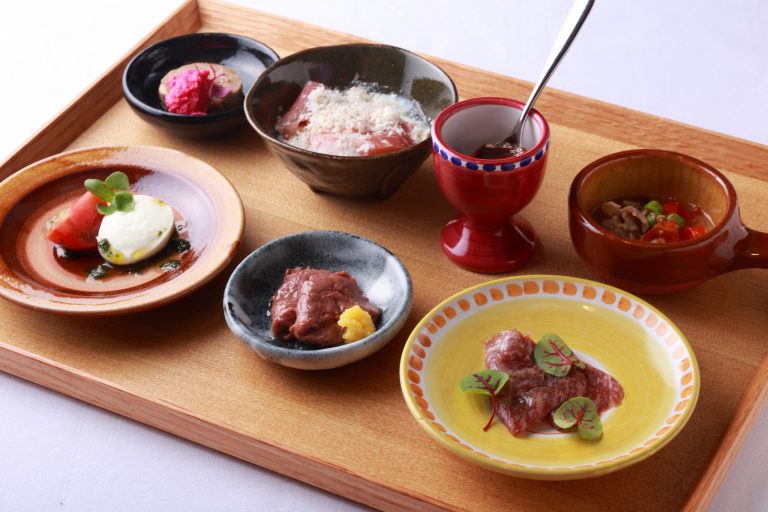 前菜の盛り合わせ。レバー・コンフィとテリーヌ、モモ肉の自家製生ハムほか。全て異次元級に鮮烈なおいしさ。10,000円のコースより。 IMG_0192