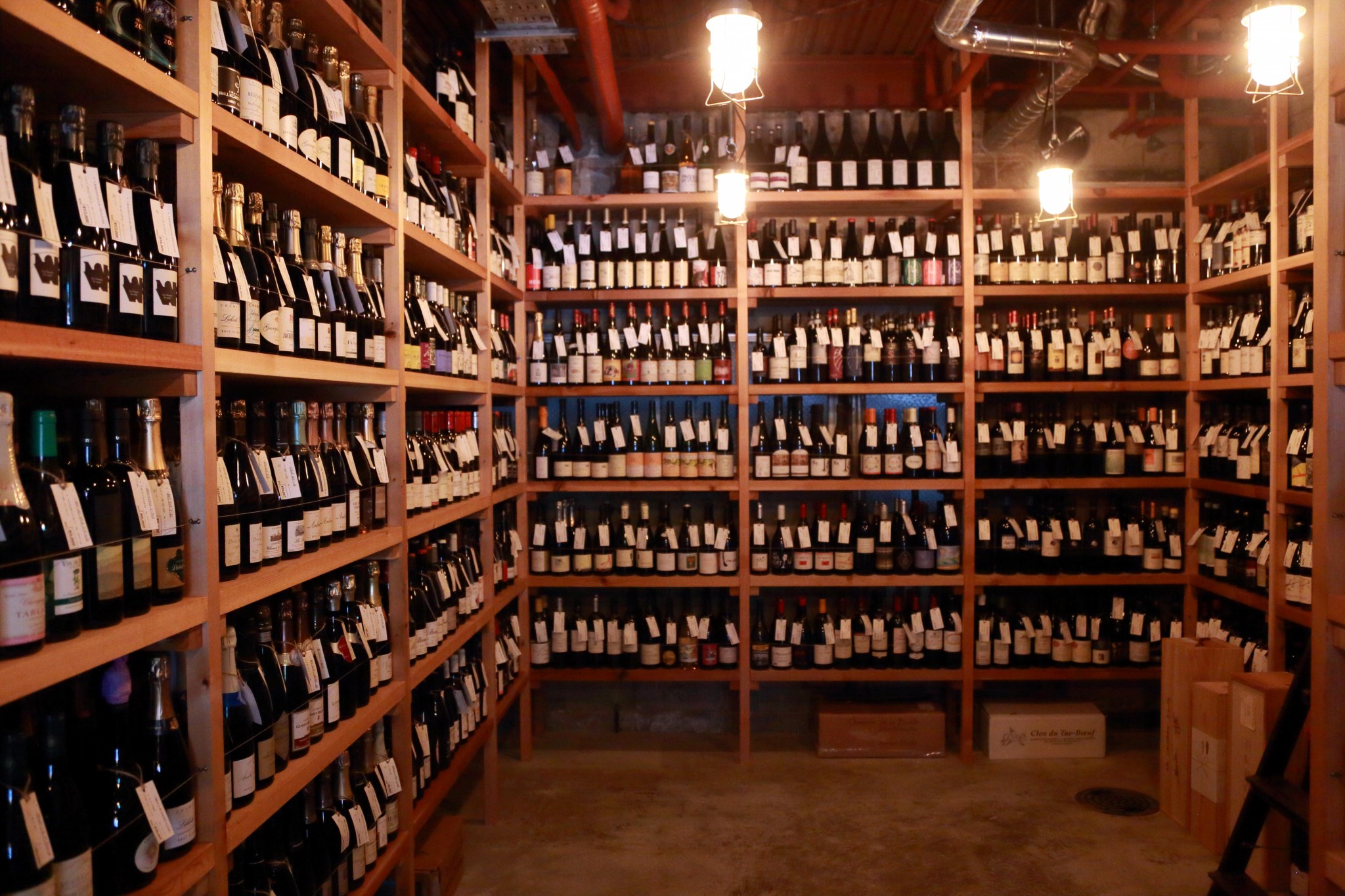 1階のワインショップは、自然派を中心に世界のワインが約1,000種類。貴重な熟成品も多数。日本ワインは約100種。