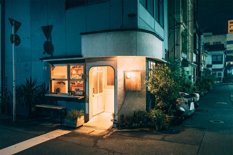 風情ある名山町にポツンとお店の温かな明かりが。