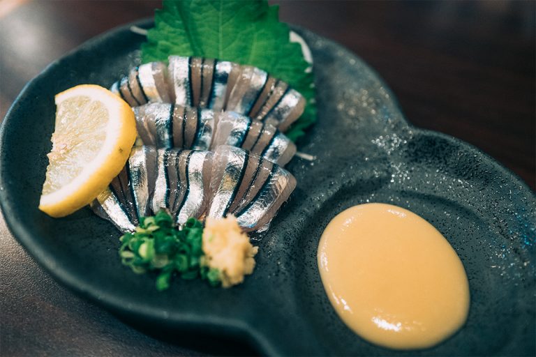 “錦江湾の波のしずく”といわれるきびなごは酢みそで食べるのが特徴。 鹿児島 天文館 吾愛人本店