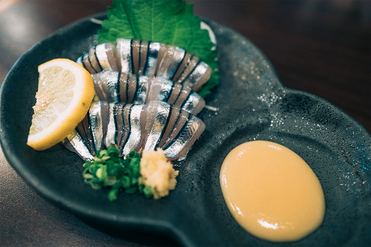 “錦江湾の波のしずく”といわれるきびなごは酢みそで食べるのが特徴。