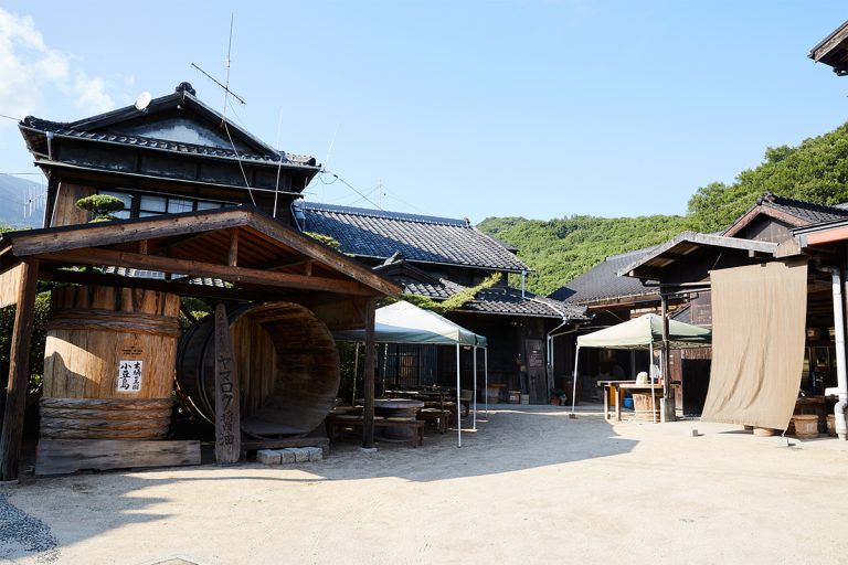 〈ヤマロク醤油〉の外観。樽の中に入り写真撮影する人も多い。 2W2A0076