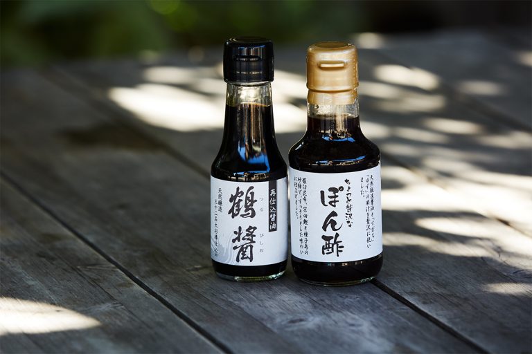 左から、通常の2倍の原料と時間をかけ、再仕込み製法でコクとまろやかさを引き出した「鶴醤(つるびしお)」、「ぽん酢」各145㎖ 500円。 2W2A0078