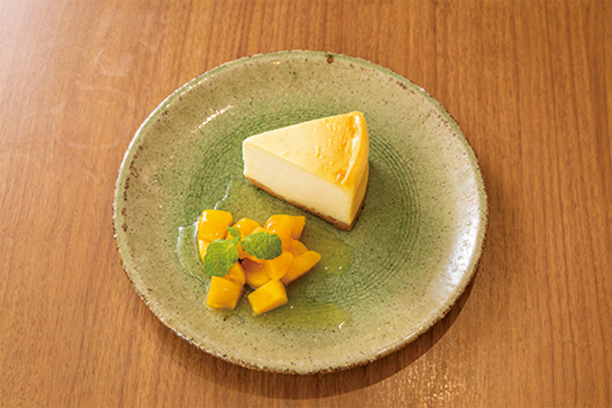 ニューヨークチーズケーキ 520円（税込）はソースを3種類から選べる。写真はスタッフ一番人気のフローズンマンゴーソース。