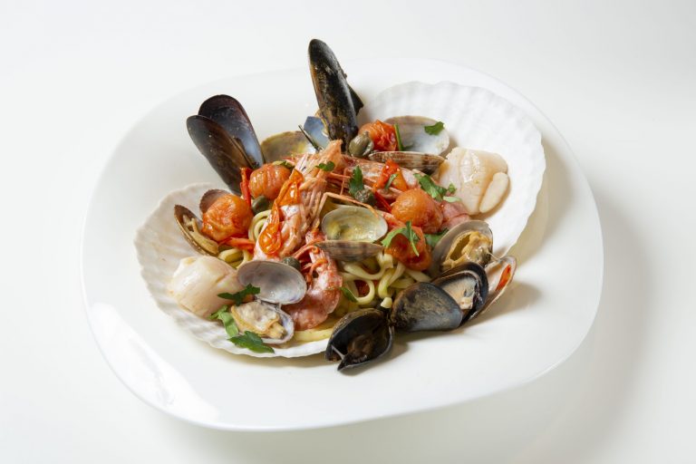 手打ち麺を使った海の幸恵パスタ～UP cycle food～（2,800円）は松山喬洋シェフのもの。