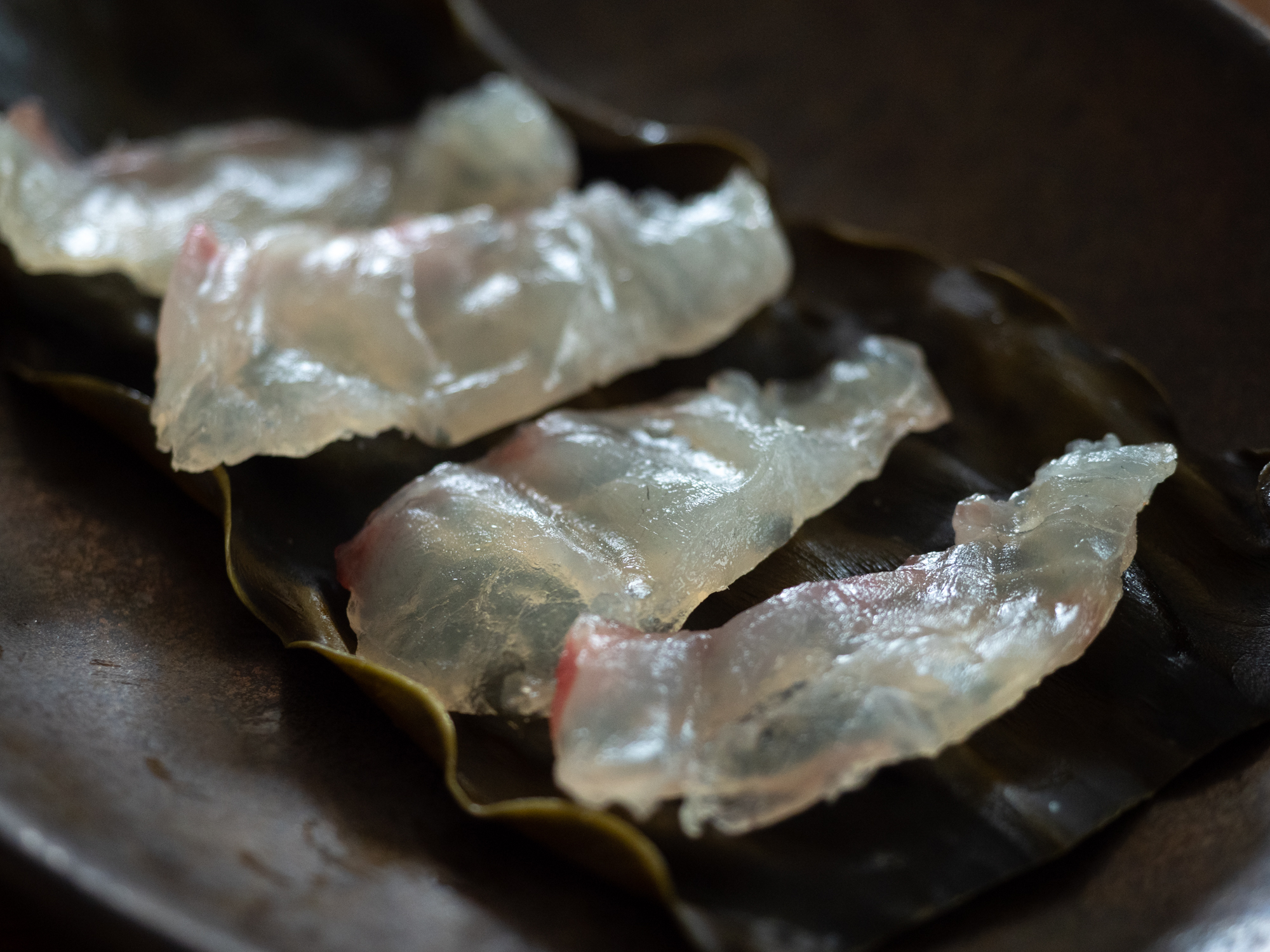 娘・ひいなが初めて作ったという「真鯛の昆布じめ」。真鯛のお刺身を昆布に挟むだけ。簡単ながら奥深い味わいに日本酒が止まらない！