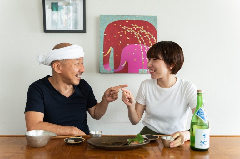 口内調味は苦手という娘・ひいなに、口内調味のおいしさを開眼させて、父・テツヤはご満悦。 _D8C6070