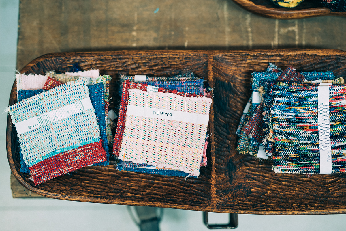 針一本で感性を頼りに縫い続ける「ヌイ プロジェクト」のさき織りコースター各1,000円。