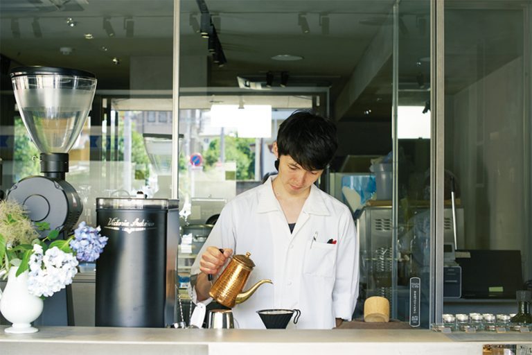 バリスタが丁寧にコーヒーを淹れてくれる。 DMA-L2402449-768x512