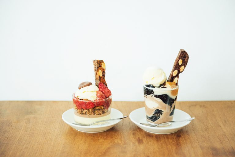 左から、夏限定の焼きいちごパフェ1,450円、キャラメルプリンとコーヒーゼリーのパフェ 1,350円(共にドリンクとセット)。 DSC4693_f-768x512