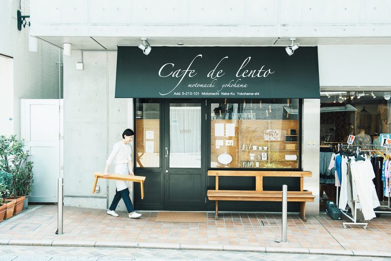 美しいカリグラフィーの文字が目を引く看板。黒で仕上げたシックな外観に合わせ、ガラス面の木製の棚と店頭の小さなベンチは〈スタンダードトレード〉が手がけた。 DSC4815_f-768x512