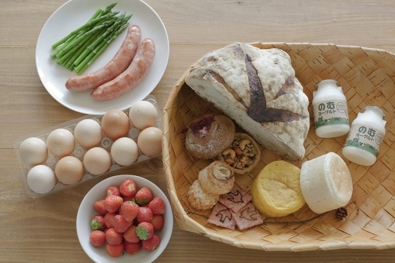 地元の食材を集めた朝食セット。 447-768x512