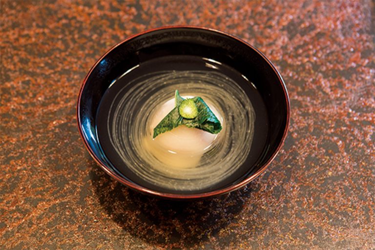 大根を白樺に見立てたしんじょうのお椀。オーナーが見つけた漆の器でいただく。 DMA-cut5_0399