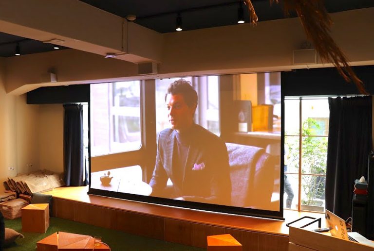 音響設備も充実。大型スクリーンを設置し、厳選された映画をBGVとして投影。 -6251421174497836069_IMG_3832