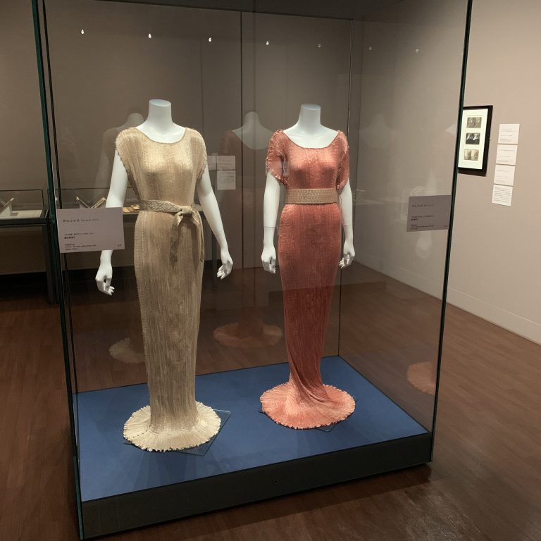 左:デルフォス(シャンパン)1910年頃 藤田真理子 右:デルフォス(オレンジ)1920年頃 藤田真理子 IMG_8843