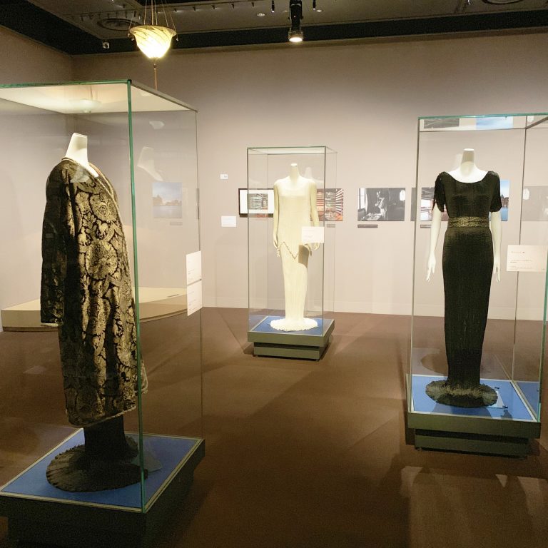 左:「デルフォス(黒)」「コート」共に1920年頃 藤田真理子 中央:「デルフォス(アイボリー)」1930年代後半〈神戸ファッション美術館〉右:「デルフォス(黒)」1920年頃 藤田真理子 IMG_8853のコピー