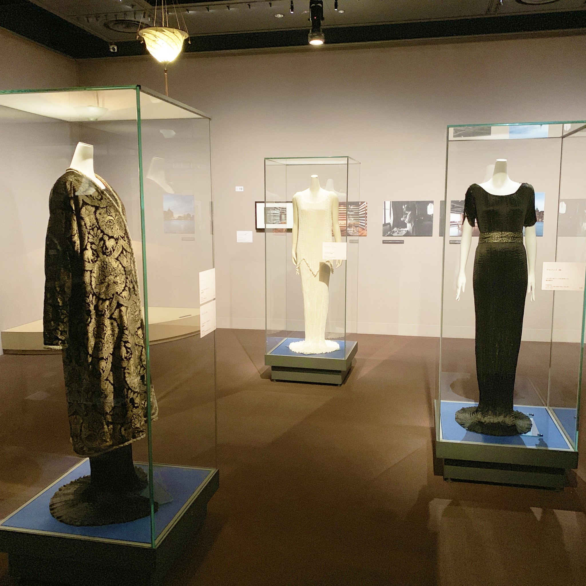左：「デルフォス（黒）」「コート」共に1920年頃　藤田真理子 中央：「デルフォス（アイボリー）」1930年代後半〈神戸ファッション美術館〉右：「デルフォス（黒）」1920年頃　藤田真理子