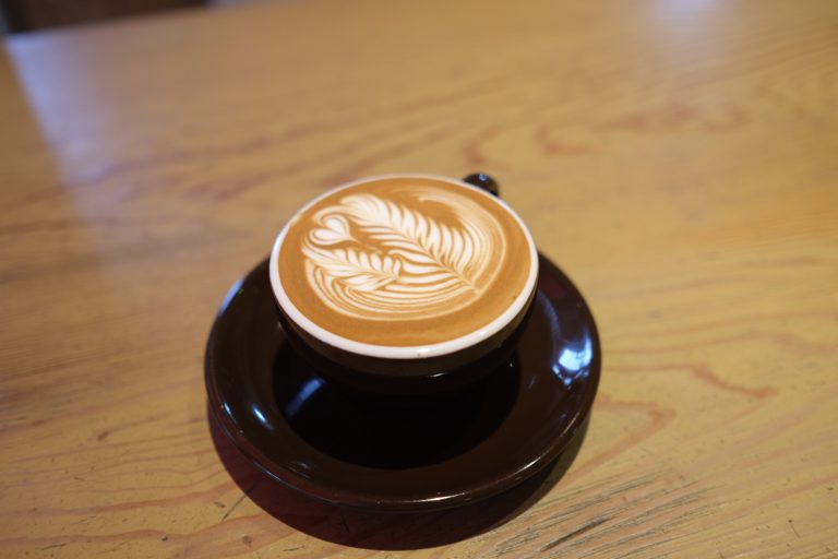 ラテアートも素敵な「カフェラテ」550円。 FF5FACAD-4E17-4CBA-B0F5-A2365EFF47A0-3585-0000032B4B8EC693