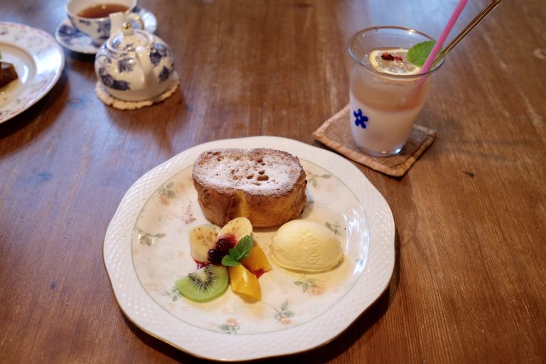 「フランスパンのフレンチトースト」(880円)と「ピンクレモネードソーダ」(650円)。 9C9AE793-8C3D-46CC-BDE3-35E17838B7DB-3585-0000033063B623D7