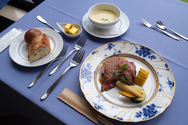 Aコースランチ(2,000円)で登場したメイン料理、冷製ローストビーフの大根おろしソース。 F49EC349-0A6B-4951-B4BA-81A116A7D374-5516-0000032D398C6423
