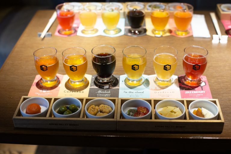 京都店のペアリングセットでは、山椒やだしなど京都らしい食材を提案。「はじめにビールを味わい、香りの余韻でフードを食べる。その味が残っているうちに、ビールと一緒に楽しみましょう。あえて合わないものを体験するのも大事ですよ」と中水教授。 IMG_2241