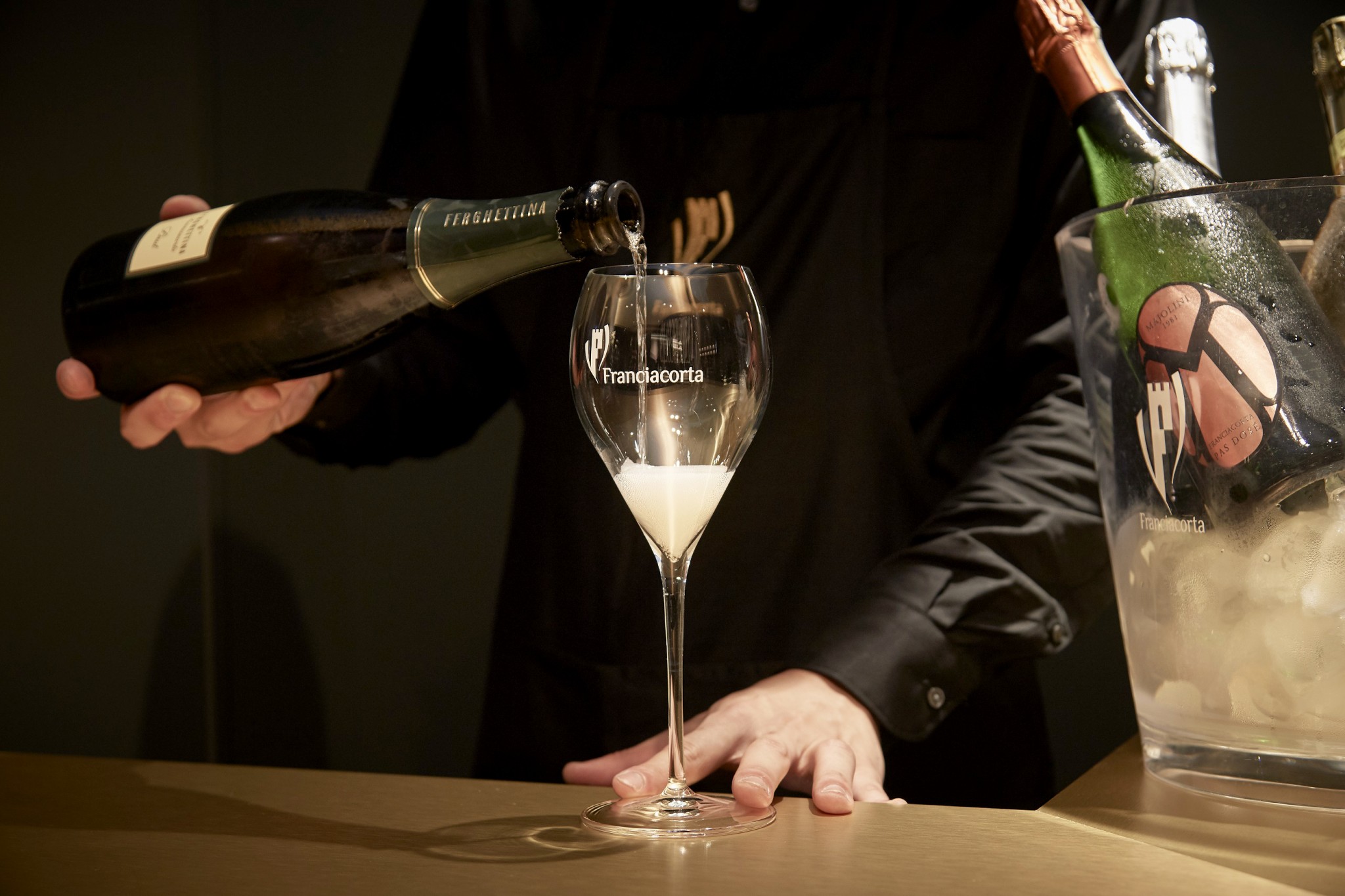 「フランチャコルタ」は瓶内二次発酵させた独自製法のワイン。フランチャコルタ地方の115の生産者が作っている。ブリュット1,200円～（グラス）。