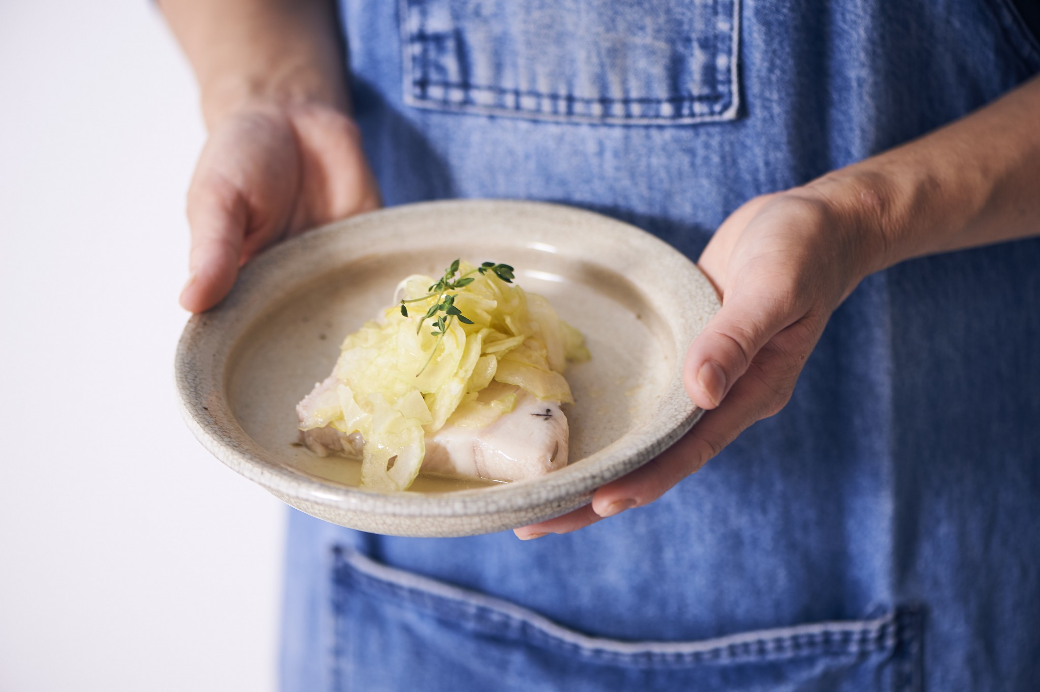 料理家さんたちが提案 ご当地おみやげのアレンジレシピ まぐろコンフィのサラダ セロリとレモンのマリネのせ 日本の美味しさ簡単レシピ Hanako Tokyo