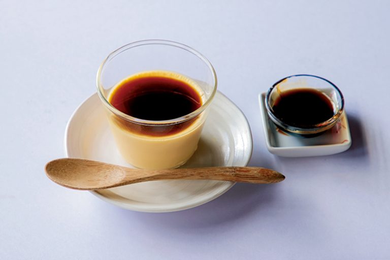 コクのある黒蜜のソースをかけて食べる「自家製やさしいプリン」350円。