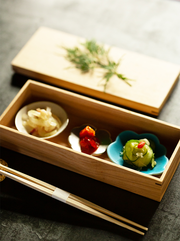 ターコイズブルーの食器が人気の東一仁さんは地元・京都で作陶する作家。食器はほぼ彼の作品でそろえた。器が並ぶ箱は〈越前漆芸やまよ〉のもの。