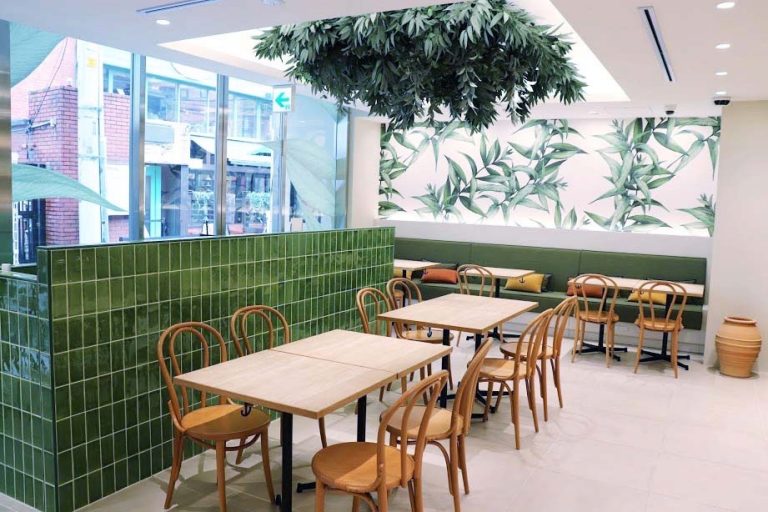 店内は30席ほど。ヴァーベナを壁一面にデザインし、グリーンと木を基調にした癒しの空間に。