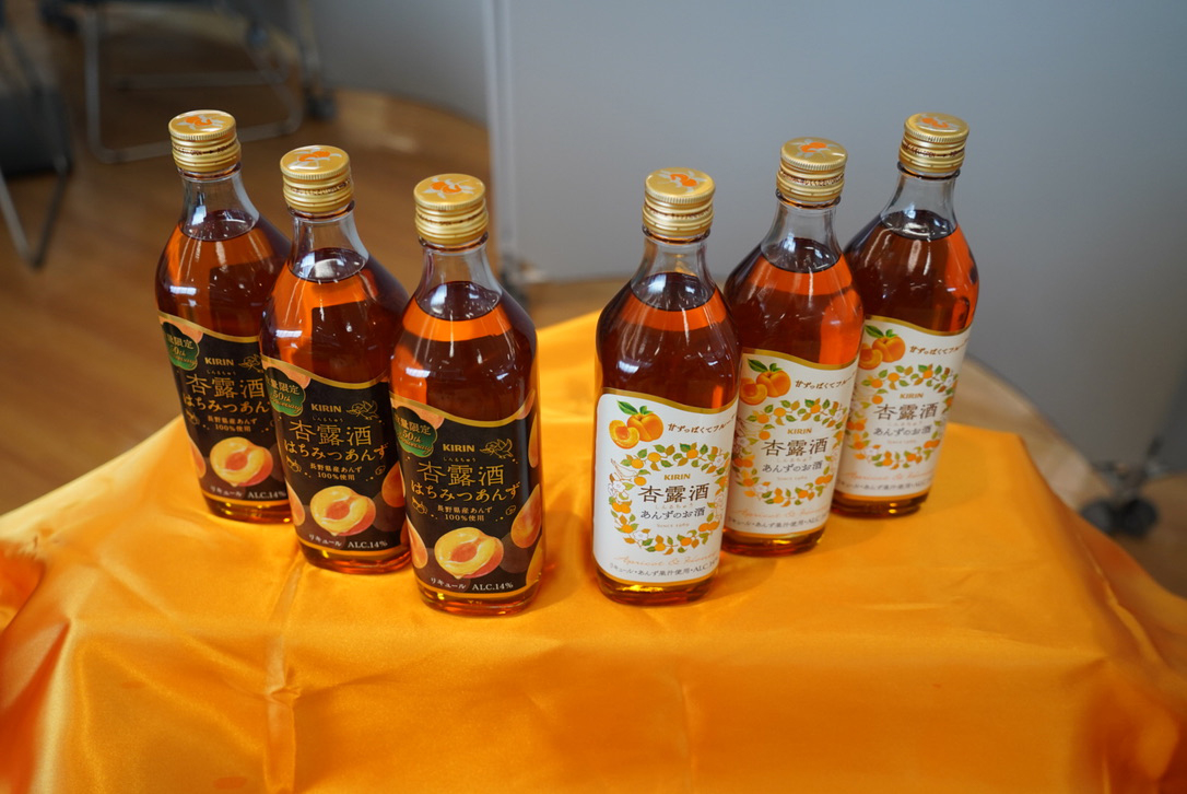 「杏露酒 はちみつあんず」（左）と定番の「杏露酒」（右）。