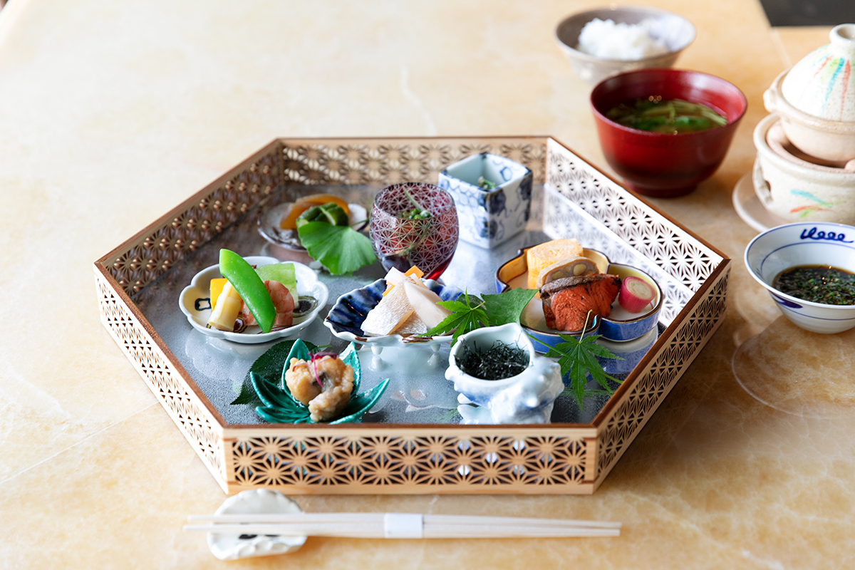 和朝食には旬食材の小鉢や土鍋炊きのご飯も。