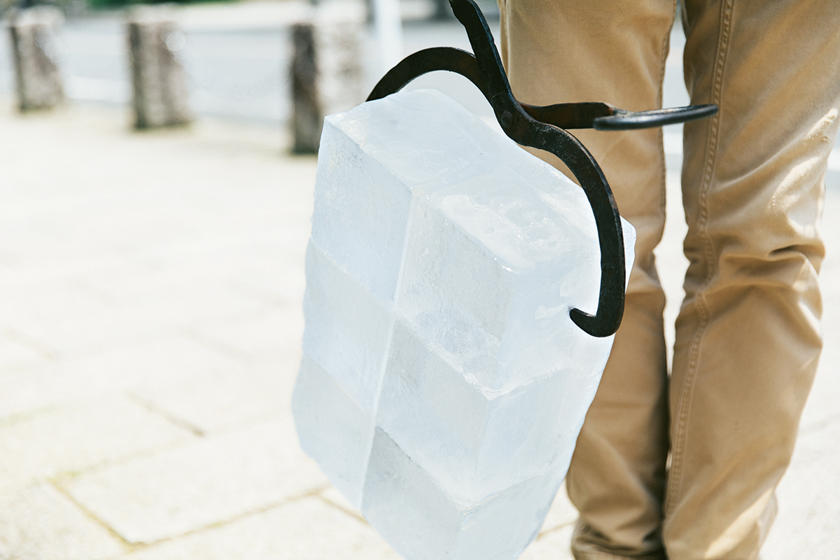 冬場に切り出しておいた天然氷。氷室で保存し、使う分だけ取り出して使用する。