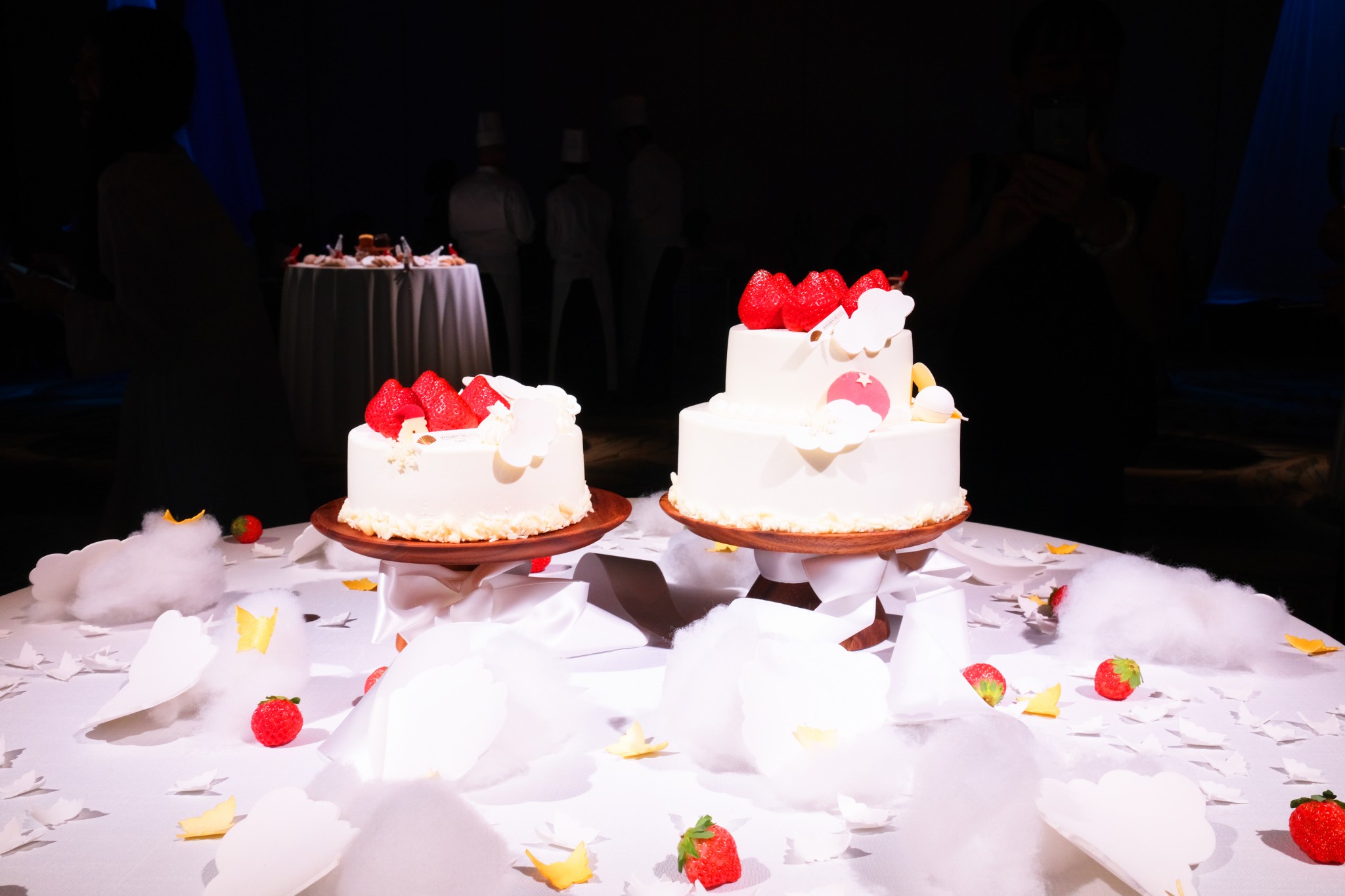 左：「苺のショートケーキ」6,000円、右：「千疋屋クイーンストロベリー プレミアムショートケーキ」22,000円（50個限定）。