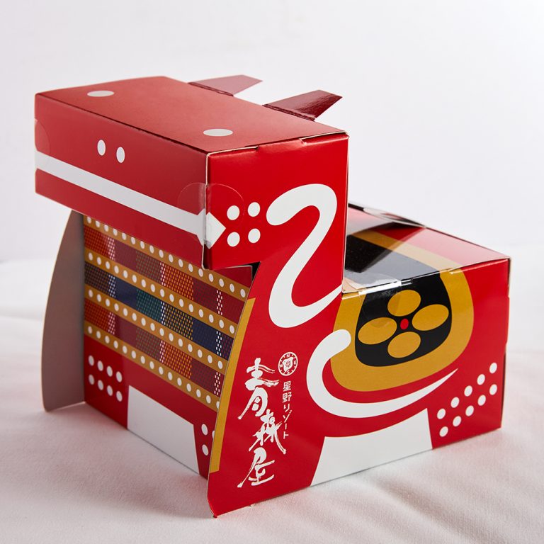 八幡馬をモチーフにした「ごぼうチョコせんべい」ボックス1,200円 0629hk_0H8A3031_bDN