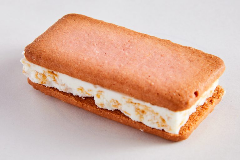 人気のラングドシャクッキーをアップグレードした「め極 サンドクッキー」1,080円(6枚入り、各税込) 0629hk_0H8A3155_bDN