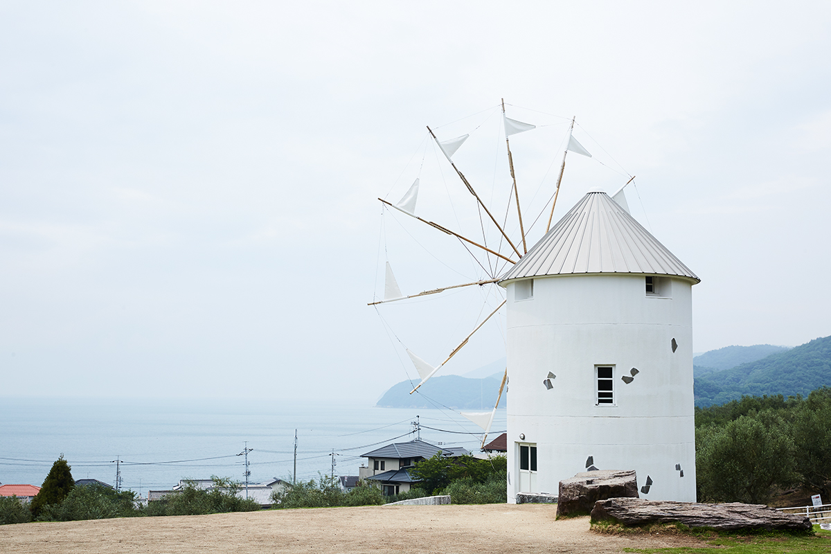 オリーブ園のすぐ近く〈道の駅　小豆島オリーブ公園〉にあるフォトジェニックな「ギリシャ風車」。公園は約2,000本のオリーブ畑に囲まれている。