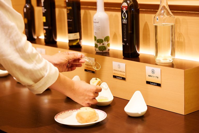 世界中のおいしいオリーブオイルが味見できるのもうれしいポイント。1本5,000円以上のプレミアオリーブオイルもあり。 2W2A9533