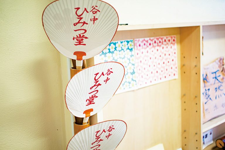 あえて空調はせず昔ながらのかき氷屋の雰囲気を演出。 差DMA-himitsudo-001