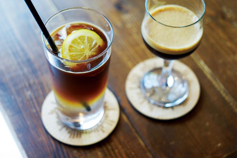 ダブルショットエスプレッソを氷とシェイクしたエスプレッソ・シェケラート(右)500円。エスプレッソトニック(左)600円は夏にぴったりの清涼感。 DMA-L2402077